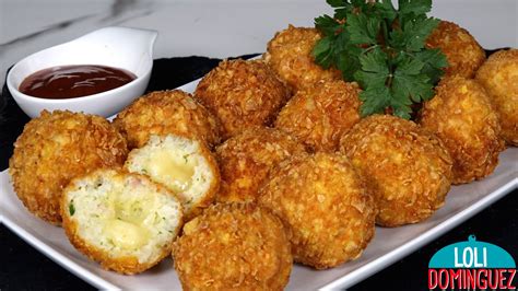 Bolitas de arroz recién fritas y doradas, servidas en un plato con papel absorbente.
