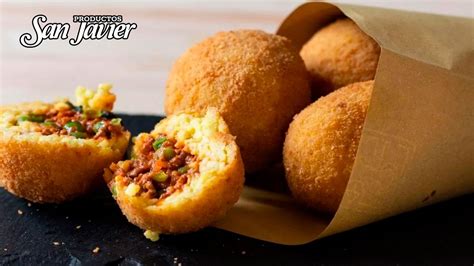 Infografía mostrando los pasos para hacer arancini, desde la preparación del arroz hasta el empanizado.