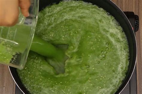 Salsa verde hirviendo en una cacerola