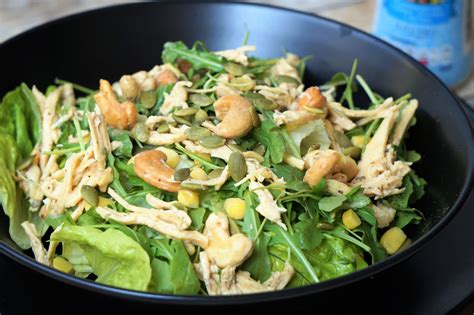 Ensalada de pollo deshebrado con vegetales frescos
