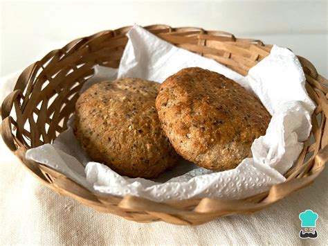 Primer plano de una masa de pan integral con avena, semillas de chía y trozos de betarraga.