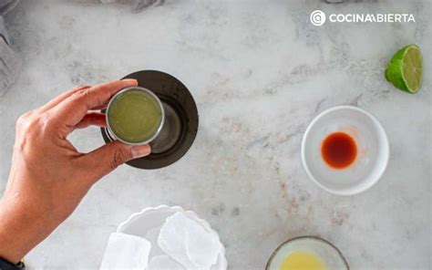 Foto de una coctelera siendo agitada con ingredientes de coco