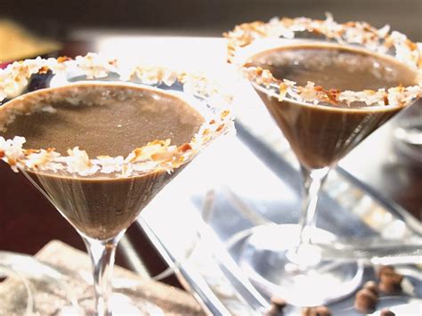 Foto de un Martini de Coco y Chocolate servido en una copa elegante con borde de coco rallado