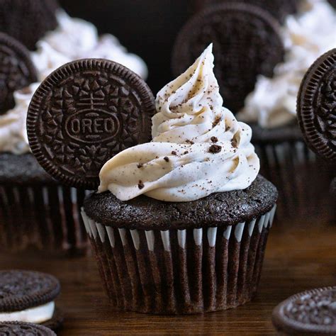 Foto temática de cupcakes de Oreo terminados en una mesa