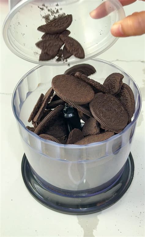 Galletas Oreo separadas y trituradas para cupcakes