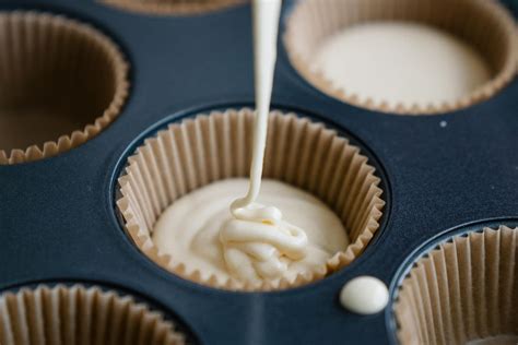 Masa de cupcakes lista en los moldes antes de hornear
