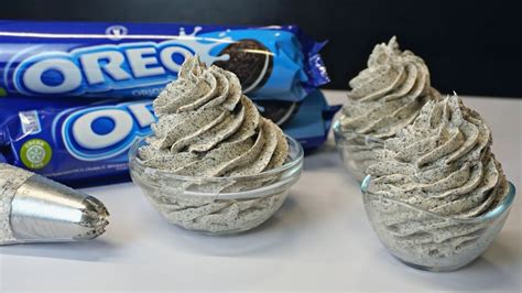 Frosting de Oreo cremoso en un bol