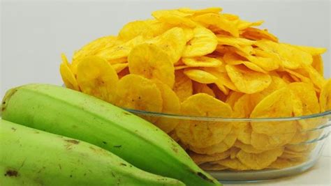 Chips de plátano verde fritos crujientes en un bol