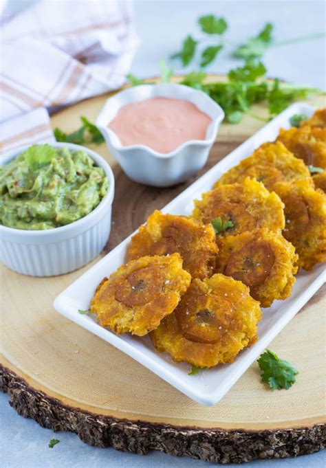 Tostones recién fritos con salsa de aguacate
