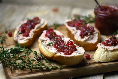 imagen de paté de salmón servido con tostadas
