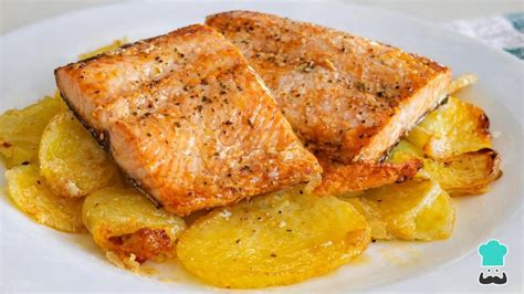 foto de salmón al horno con patatas y vegetales