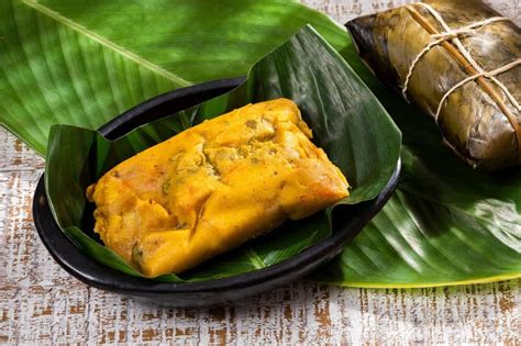 Tamales colombianos envueltos en hojas de bijao
