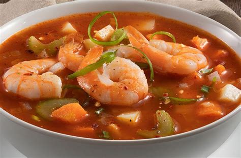 Esquema de los pasos clave: sofrito de vegetales, incorporación del caldo, adición de camarones y toque final de cilantro.