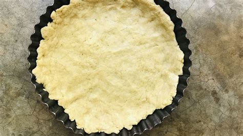 Masa de tarta casera estirada y lista para pre-horneado