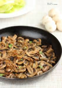 Champiñones y cebolla caramelizada en sartén