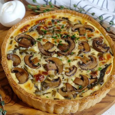 Tarta de champiñones y cebolla recién horneada