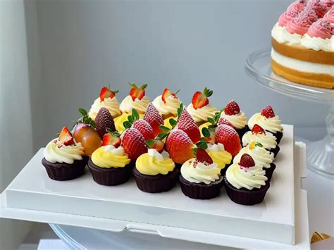 Surtido de postres populares como brownies, macarons, cupcakes, y cake pops para una mesa de dulces de boda