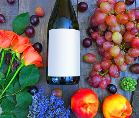 Fotografía: Un bodegón con frutas rojas (fresas, cerezas, granadas) y una copa de vino tinto.