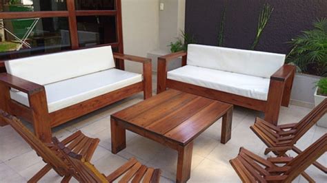 Fotografía: Sala de estar con paredes en tono rojo terracota, muebles de madera rústica, cojines en tonos tierra y plantas verdes.