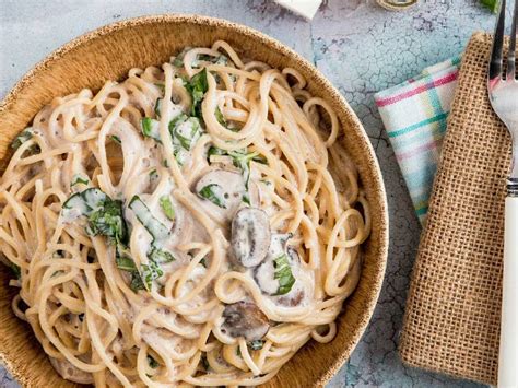 Plato de espagueti carbonara de anacardos con garbanzos crujientes