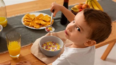 Niño comiendo merienda sin gluten en el colegio