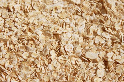 Primer plano de copos de avena, destacando su textura y aspecto natural