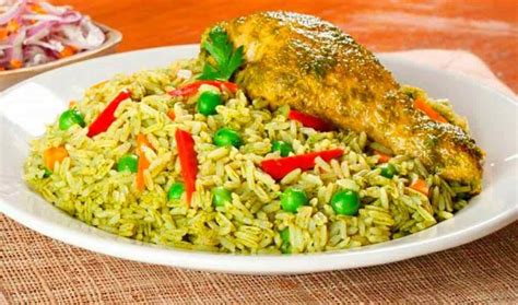 Plato de arroz con pollo de color verde vibrante, adornado con cilantro