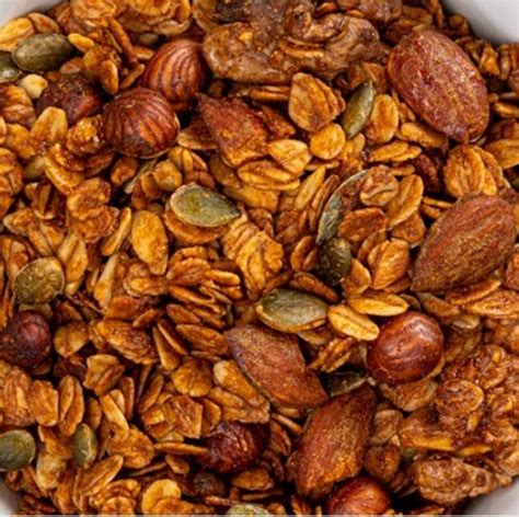 Infografía que muestra los ingredientes base de una granola salada: avena, semillas, frutos secos y especias