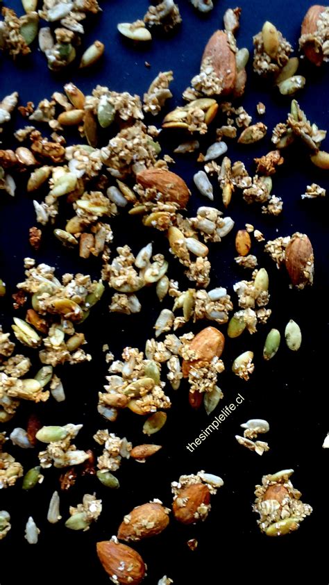 Foto cenital de granola salada al eneldo sobre una bandeja de horno recién salida