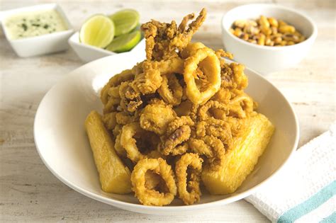 Ingredientes para chicharrón de calamar: calamar, limón, huevos, harina, chuño, aceite