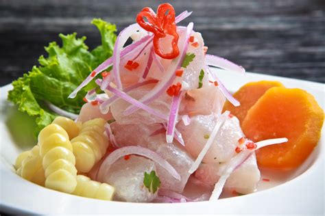 Plato de ceviche clásico con acompañamientos peruanos
