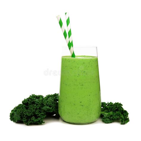 Fotografía de un smoothie verde servido en un vaso, decorado con hojas de menta o apio