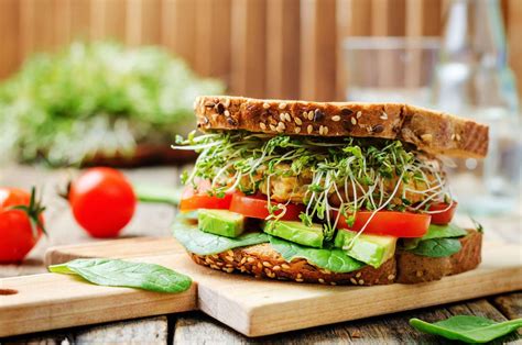 sándwich vegetariano fresco y colorido con diferentes vegetales