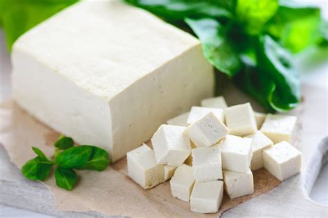 tofu fresco en un plato, mostrando su textura