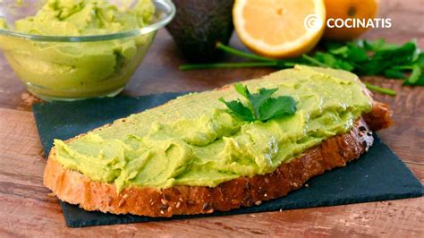 Mesa con variedad de boles conteniendo diferentes cremas vegetales para untar, acompañadas de pan de pita y verduras cortadas en bastones.