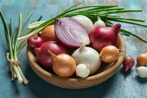 Cebollas de diferentes tipos: blanca, morada y amarilla, con un enfoque en las propiedades antioxidantes.