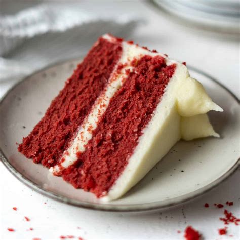 Tarta Red Velvet terminada con frosting de queso crema y frutos rojos