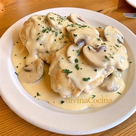 Plato de fettuccini con pollo, camarones y champiñones a la crema