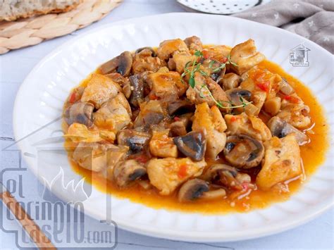 Ingredientes listos y cortados para la receta de pollo con camarones y champiñones
