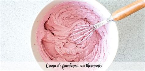 crema de frambuesas lista para el relleno