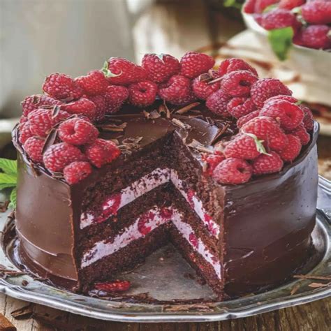 torta de chocolate y frambuesa decorada con cobertura