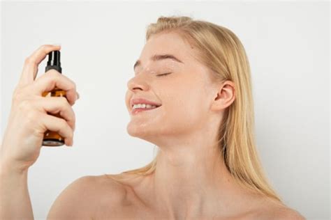 Mujer aplicando un tónico capilar natural