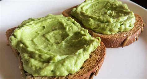 Tostada de aguacate sobre pan integral, con aguacate cremoso, especias y semillas