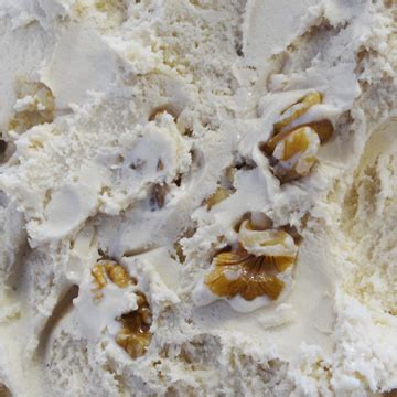 Helado cremoso sabor crema rusa con trozos de nuez