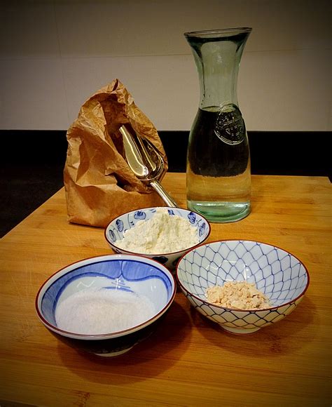 Esquema visual que muestra los ingredientes básicos (harina especial, agua muy fría, huevo) y el proceso de inmersión para lograr la textura perfecta.