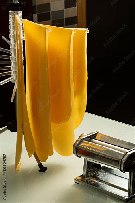 Láminas de pasta fresca secándose sobre un paño