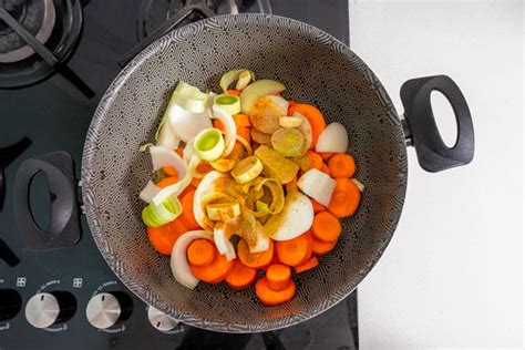 Verduras salteándose en una olla con aceite de oliva