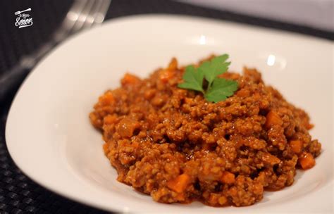 Carne molida cocinándose con verduras para la salsa boloñesa