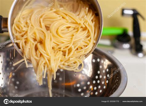 Espaguetis recién cocidos y escurridos en una olla
