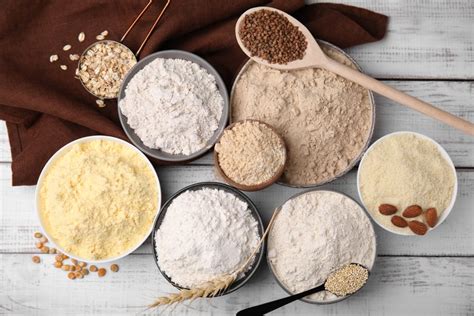 Fotografía: Diferentes tipos de harinas de maíz precocidas y los ingredientes básicos en recipientes de cocina.